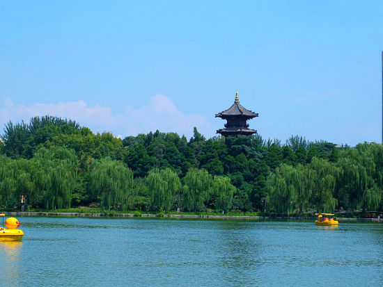 15.走过同一条街后，回到两个世界。