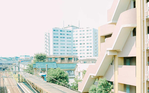 10.有人说世界是复杂的，但实际上，这只是人们内心的复杂。幸福是人们一生最重要的事情。拥有健康的身体，在快乐的心态中做自己想做的事，安全地实现自己的价值是人生最大的幸福。