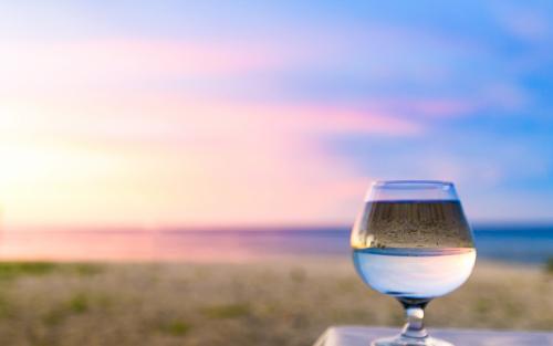 12.当海洋快乐时，拍打海浪并快乐地向前奔跑；当海洋生气时，它将迅速转身并倾覆船。