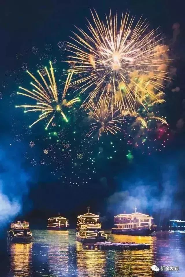 30.垂柳和白杨树相映成趣，迷人，高大而美丽。荷塘月影山美不胜收，美丽男女的情歌得以传递。鱼游动，鸭子在水中漂浮，蜜蜂亲吻花朵。莲lotus莲men是一个家庭，男人和女人都在这里编织幸福的花园。绿色情人节：愿朋友与你在一起一百年。