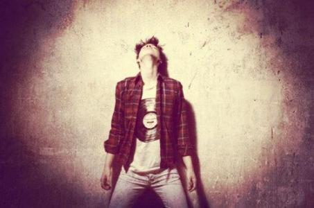 10.在没有我的地方让你坚强，在没有你的地方让我治愈。