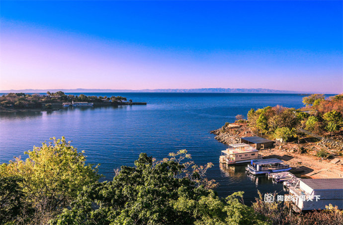 15.积极的人在每一个麻烦中看到机会，而消极的人在每一个机遇中看到麻烦。