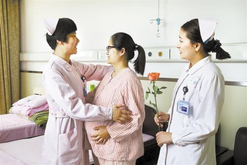 10.我赞扬护士们平凡而伟大的工作，琐碎但又不容易，艰苦而费力；我赞扬护士们用软弱的肩膀为女儿，母亲和妻子负担重担；我赞扬护士能像春雨一样滋润患者。就像夏日的微风吹走热风，带走患者心脏的伤口一样；就像秋夜的明月照亮了病人的灵魂，通往健康的另一面；像冬日的阳光使病人温暖起来，以减轻他们的悲伤。