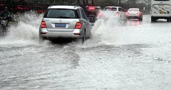 在大雨中谈论它