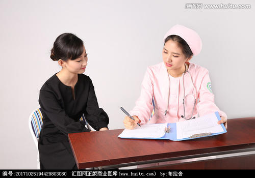 11.护士小姐没有粉或华丽的衣服，白帽子和白衣服，但是她有不同的美丽。