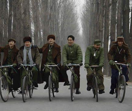 12.兄弟，多么简单的一句话。兄弟，一个不会忘记的回忆。兄弟，一生的旋律。兄弟，最动人的歌。铁哥们的日子，把我的祝福送给我的兄弟，愿你的生活永远美丽。