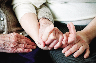 长辈们亲情淡薄的句子 2