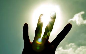 21.当您不旅行,冒险或艰苦奋斗但还没有尝试过生活时,您会挂在QQ上,浏览微博,访问淘宝并全天玩在线游戏。 80岁那年,您想做什么?您想年轻吗?