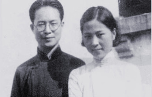 15.在白河下游到Chen州和Yuan水汇合之后，河水略显泥泞，这意味着山上有泉水。如果您向上游走，三英尺和五英尺的深水池将变得清澈见底。白天反射着深深的水池，可以清楚地看到河底的白色小石头和图案化的玛瑙石。水中的鱼来来去去，就像漂浮在空中一样。海峡两岸有很多山，山上有许多可以用来造纸的细竹子。它们一年四季都是深绿色，非常醒目。水边的人们藏在桃花和杏花中。在春天，只要注意一下，那里有桃花盛开，一定有人在，那里有人，可以买酒。