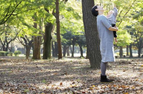 10.让我们以感恩的心对待父母，以真诚的心与父母沟通，不要再以为父母将我们视为理所当然，为我们做任何事情。他们把我们带到了这个美丽的世界，这足够了。并以成年人的身份养育我们，不要求任何回报，而是默默地为我们付款。