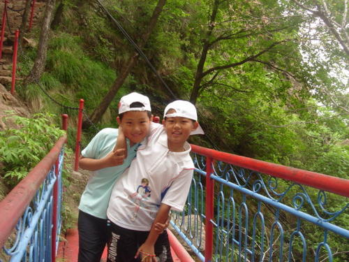 11.到处都有家庭感情。家人的感情温暖，即使在寒冷的冬天也能让我感受到春天的温暖。家庭感情是湿润的，即使被岁月的尘埃笼罩，也使我的岁月变得清晰。家庭感情很好，它激励着我学习和进取。它在旅途中，在家中，在世界范围内受到关注...