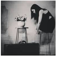 9.我想放一瓶清水，但要放半瓶泥沙。我想寻找那些令人愉悦的眼睛，但是我所看到的却是远离我的背景。