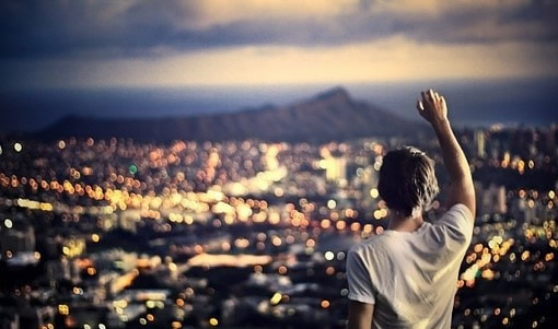 100.当其他人放手时，他仍然坚持；当其他人撤退时，他仍然向前冲；每次跌倒时，他都会立即站起来-这种人一定不会失败。