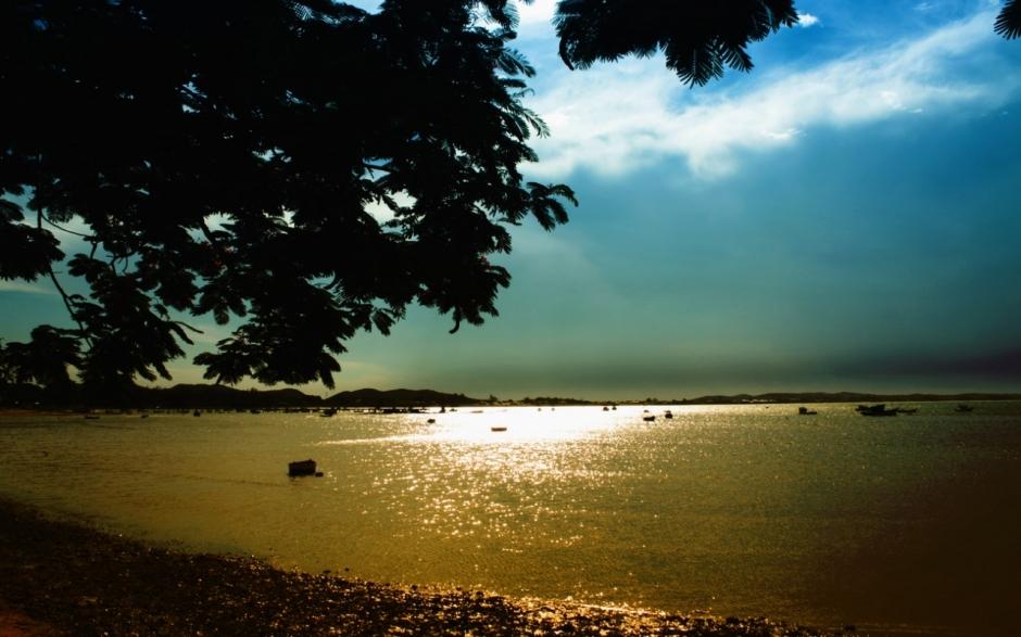 11.雨在下雨，爱是坚强的，希望你能和你在一起快乐；雨在飞翔，爱情是真的，希望你幸福；雨在下雨，爱在热切，我期待着你，快乐无忧。雨一直持续，爱情沉重，祝你，小晓。愿您在雨天仍然快乐，并永远快乐。