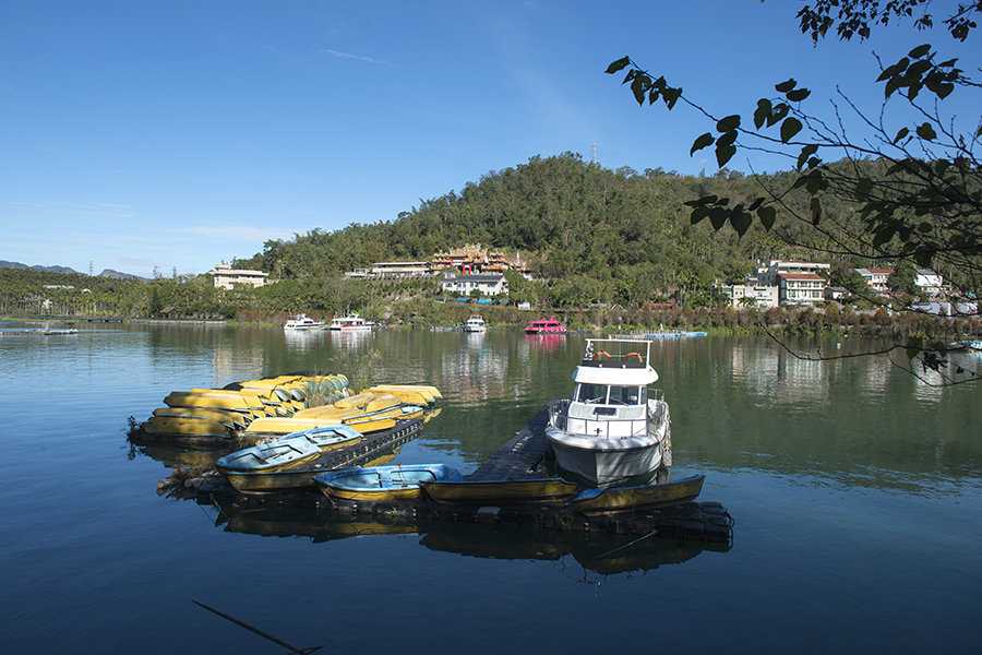 10.小雨令人耳目一新。倾盆大雨，高兴地进入门。暴雨像纸条，幸福进入家中。愿您在雨天心情愉快，被风吹走的忧虑，被雨水冲走的忧伤。向您报告健康状况，并安全地拥抱您！由于彩虹，下雨的声音并不痛苦。田野上的雨滴使您感到轻松自在，雨花之所以浪漫，是因为它们随处漂浮，而细雨则使世界变得明亮。它将在每天下雨时提醒朋友：别忘了在雨天带上雨伞，并祝您永远健康！