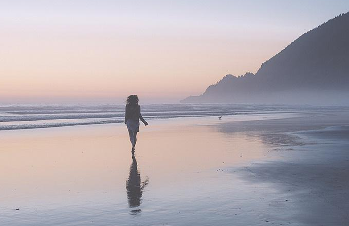 12.我曾经以为我最担心的不是不是爱，而是不是爱。现在我明白，没有什么比不爱更害怕。