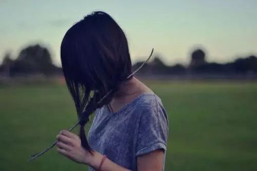 10.幸福是别人看不到的另一种痛苦，狂欢节是留给自己的另一种孤独。