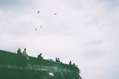 12.别人对你的误解会使你变得成熟，而别人对你的自卑也会使你高尚，如果你确实比别人站得更高，胸怀更大。因为如果你的心在天空中，那就是你脚下的云海和日出;如果您的心脏在地面上，它们就是您头顶上的乌云。