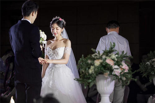 新郎在婚礼上怎么说