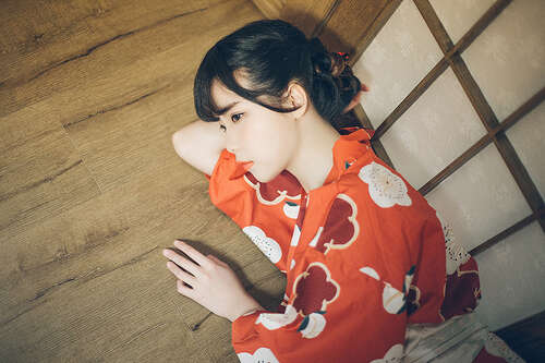 100.天鹅鹅在云中，鱼在水中。 -阎舒《清平乐二歌二》