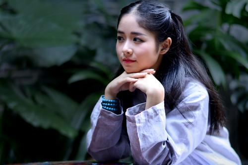 12.瀑布般的长发,优雅的连衣裙,标准瓜子脸,聪明的杏仁眼,那种稳重而端庄的气质,即使是顽皮的人,在见到你时也会保持谨慎。