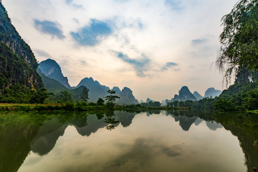 11.天气有点冷，记得要加衣服；尽管赚钱很重要，但您还必须保持健康；工作不容易，但是您每天都很忙；尽管有两个地方，但友谊仍然没有被遗忘：祝您好运和幸福！