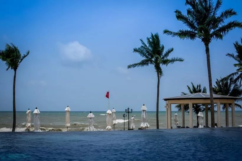 9.天气转冷，我给你一件外套：用真心做线，喜欢做棉布，友好地缝制，仔细缝制，在外层绣上祝福，在内层上绣花，在上层暖棉中间层，最后是一个友谊按钮。希望穿得暖和快乐！