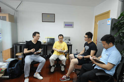 15.永不放弃是成功人士的最佳品格。