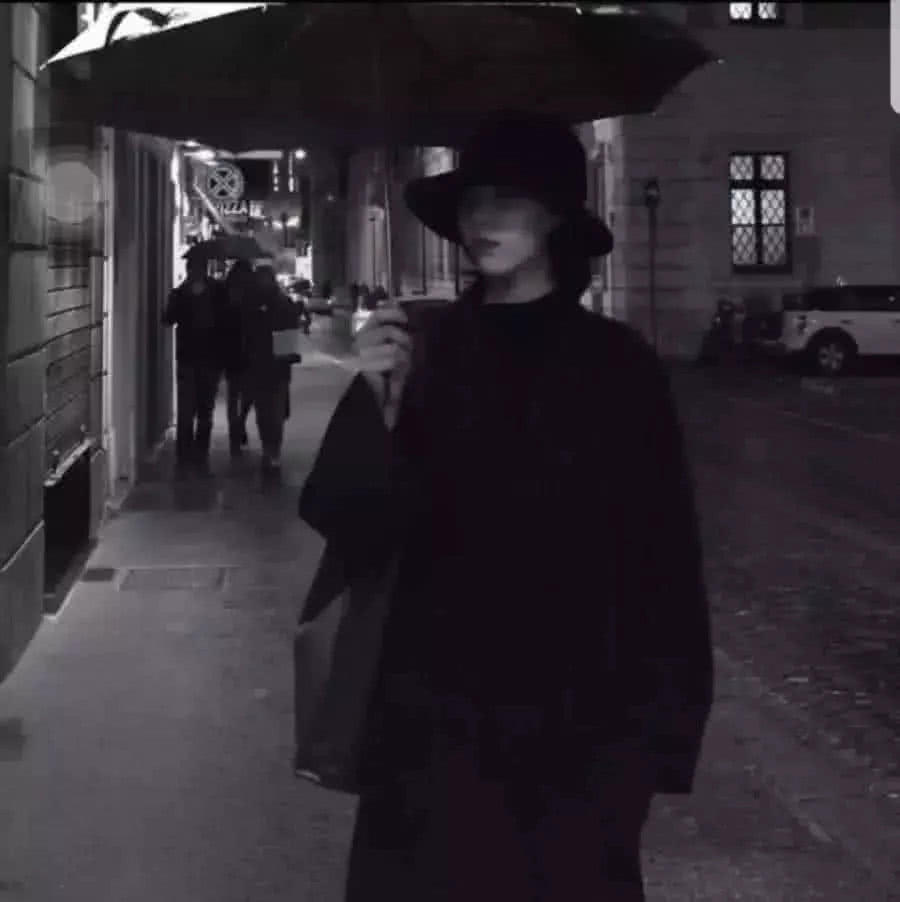 15.眼泪含泪，在月光下留下寂静的星星