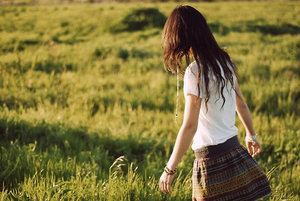 20.人类成长的旅程很长。我们不能在每一步上都走得那么完美。摔倒几次并走弯路不是一件坏事。至少它使我们能够品尝挫折，增加经验并使我们的生活丰富多彩。也许当我们走到尽头时，我们意识到这条路很平坦，但是风景很少，没有转折点，更加平坦。只要我们经历，尝试和通过，我们所赢得的就是全新的自我。