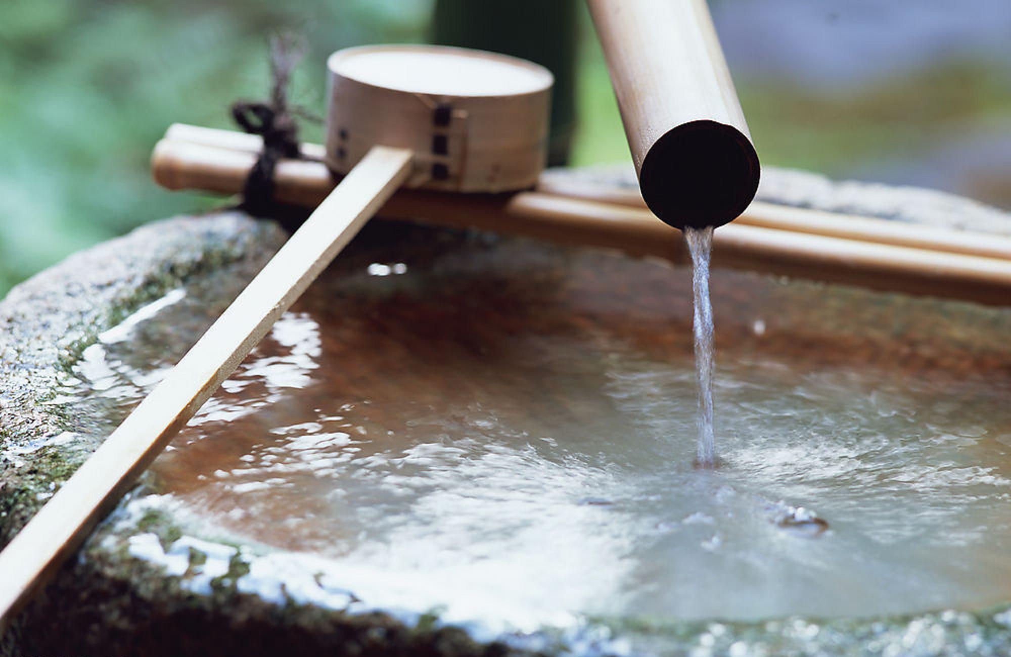 20.生活总是无话可说。当你笑的时候，你可能不快乐，但可能是一种无助。当您哭泣时，您可能不会流下眼泪，但可能会释放出来；当您痛苦时，您可能不会受伤，但可能会心跳加速。走了一会儿之后，我总是想看一看风景，因为它已经刻骨铭心。当我唱歌时，我会一直保持沉默，因为很难放手。