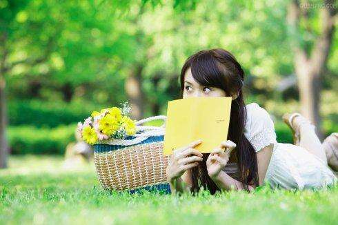 10.当风吹干你的头发时,我几乎迷住了:在闪闪发光的披肩和柔软的头发,在微弱弯曲的眉毛,在透明的眼睛中,你是如此美丽可爱!