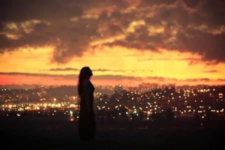 9.因为过去的记忆是如此美好，如此美好，以至于残酷的人们也无法忘记它。不是因为爱拒绝了你，不是因为记忆拒绝了你，也不是命运拒绝了你，而是你不想放手。