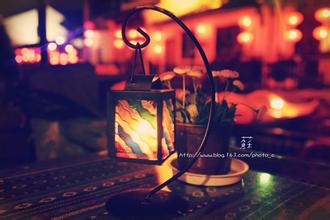 20.屋檐下的花朵静静地绽放，夜风在门外徘徊了很久，像个影子。逐渐减弱的月亮独自挂在窗台上，远处的灰色孤星露出窗lattice，繁荣的尘土逐渐落下，噪音逐渐散去。