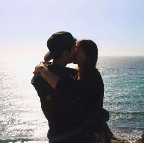 20.女人爱伪装，男人爱说谎，女人伪装欺骗男人的眼睛，男人撒谎欺骗女人的心。