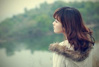 20.秋天，一个失踪的季节，如果你在远方像我一样，在一个人的怀念中，带着淡淡的悲伤，带着淡淡的幸福，轻轻而安静。 。 。 。