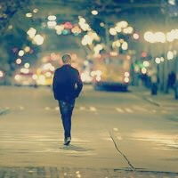 11.夜晚给了我黑眼睛，但这使我爱上了夜晚给我的痛苦。