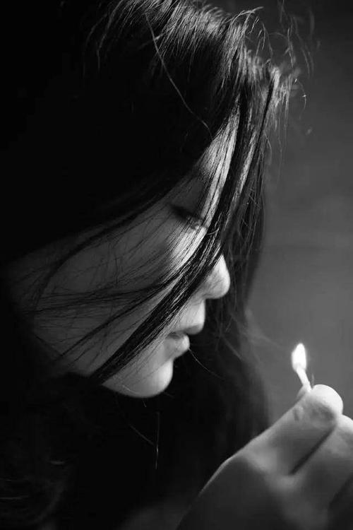 10.孤独是令人窒息的胸部岩石。孤独是迷宫，使您感到困惑。无论您做什么，都无法离开。