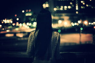 11.隐藏在月夜的寂寞中，散发出一声叹息，点燃冬天的蜡烛，照亮他身旁的空旷的地方，被囚禁在孤独的空旷的记忆笼城中，忘记了一把钥匙只能打开一个锁已成定局。