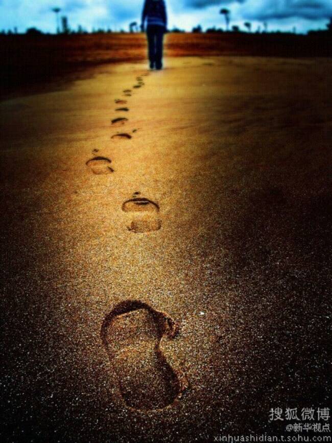 20.不愿放弃过去的人无法实现未来。这个世界上唯一不会改变的是，这个世界一直在变化。您必须相信时间的力量，所以请尽快走出过去，放开过去，总结过去，而不是整日思考过去。过去对您现在毫无意义。抬起头，看着前方崎road不平的道路，然后继续前进。