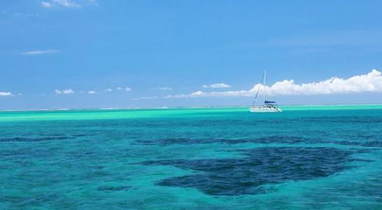 12.夜幕降临时,在淡淡的蓝色海水中,一点点星光将人物弄皱了,这是在神秘的海边夜晚为人们编织的神秘而深刻的梦。