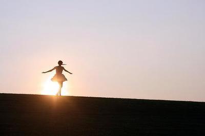 12.命运就像手中的掌纹一样，无论多少曲折，最终都掌握在自己手中。