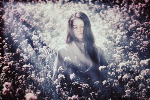 10.爱我的人不会为我后悔，但我为我所爱的人流下了眼泪和疯狂的心碎。