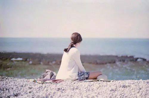 11.我的世界太安静了，太安静了，我听不到我心跳的声音。心房中的血液缓慢流回心室，如此反复。聪明的人喜欢猜测自己的想法。也许他们猜对了别人的内心，但是他们也失去了自己的心。那些愿意全心投入的愚蠢人可能会被欺骗，但他们可能无法获得别人的帮助。你以为我是无敌的，我以为你是无敌的。