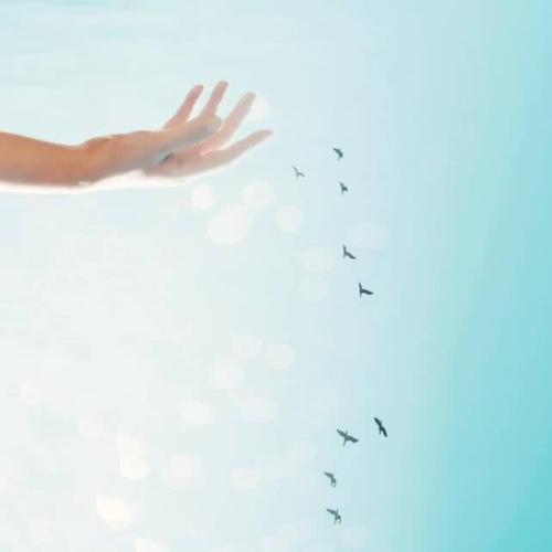 10.我仍在等你在我身旁，但你忘了去过这里。幸福是找到一个温暖的人过一辈子。也许，无论人们的爱多么精疲力尽，无论人们多么精疲力竭，爱在过去都会如此短暂，而忘记却会如此漫长。事实证明很长一段时间，只是一个误会。