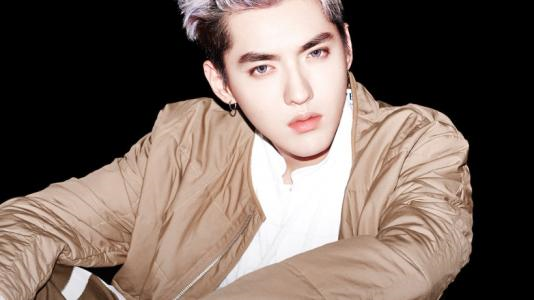 11.在学校的时候，当老师提到“英俊”的意思时，我感到很困惑。这时，同学们递给我一面镜子并合影。我立刻明白了。