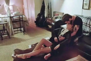 7.女孩，你的嘴唇上有些东西，我帮你擦掉吗？