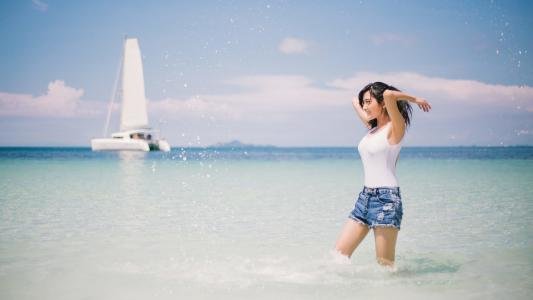 11.思念别人是一种温暖,被别人思念是一种幸福。当然,最美丽的状态是彼此缺少。否则,单相思是一种悲伤,被别人错过是一种负担。