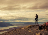 9.摘一片绿叶，将其放在头发上，然后问风，绳子被弄乱了。