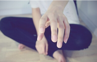 10. [此刻，思想蔓延，心灵被挖空；脆弱的灵魂跌入深渊并遭受折磨。伤心欲绝的深夜，无声地坐在黑暗的角落里，让他的思绪散布在悲伤的地方。当黎明的微光刺入我红肿的眼睛时，我的脸上已经充满了眼泪。 】